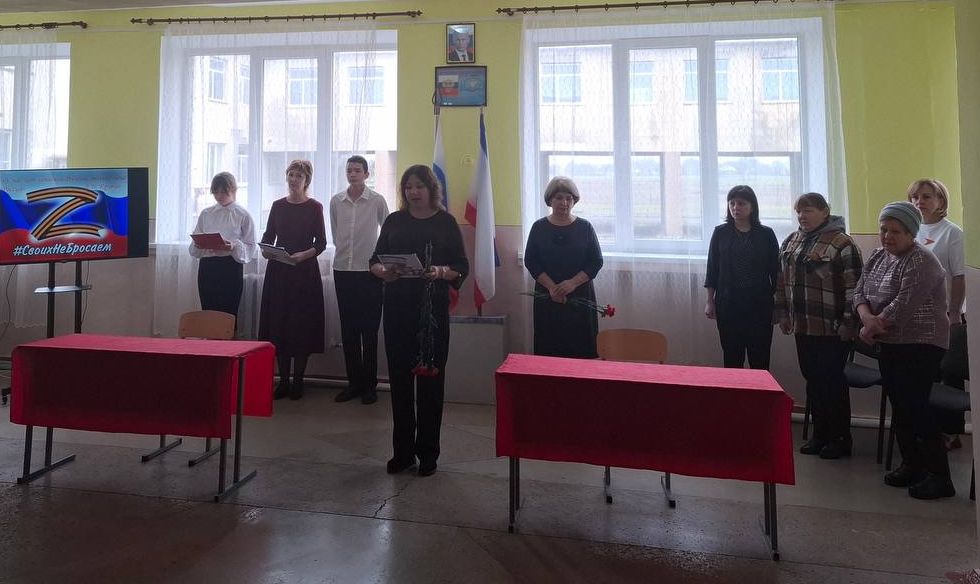 25 февраля в МБОУ «Орловская школа – детский сад имени кавалера Ордена Мужества Айка Гамбаряна» открыли две Парты Героев в память о выпускниках — участниках СВО Александре Кириллове и Валерии Савчуке, погибших при исполнении... 25 февраля в МБОУ «Орловская школа – детский сад имени кавалера Ордена Мужества Айка Гамбаряна» открыли две Парты Героев в память о выпускниках — участниках СВО Александре Кириллове и Валерии Савчуке, погибших при исполнении...