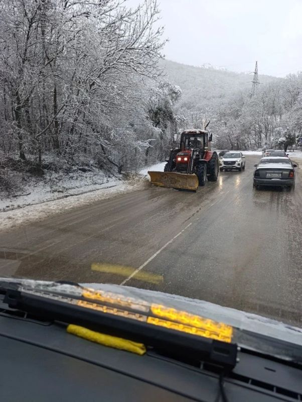 Крымские дороги обрабатывают и расчищают свыше 100 человек и 60 единиц техники Крымские дороги обрабатывают и расчищают свыше 100 человек и 60 единиц техники