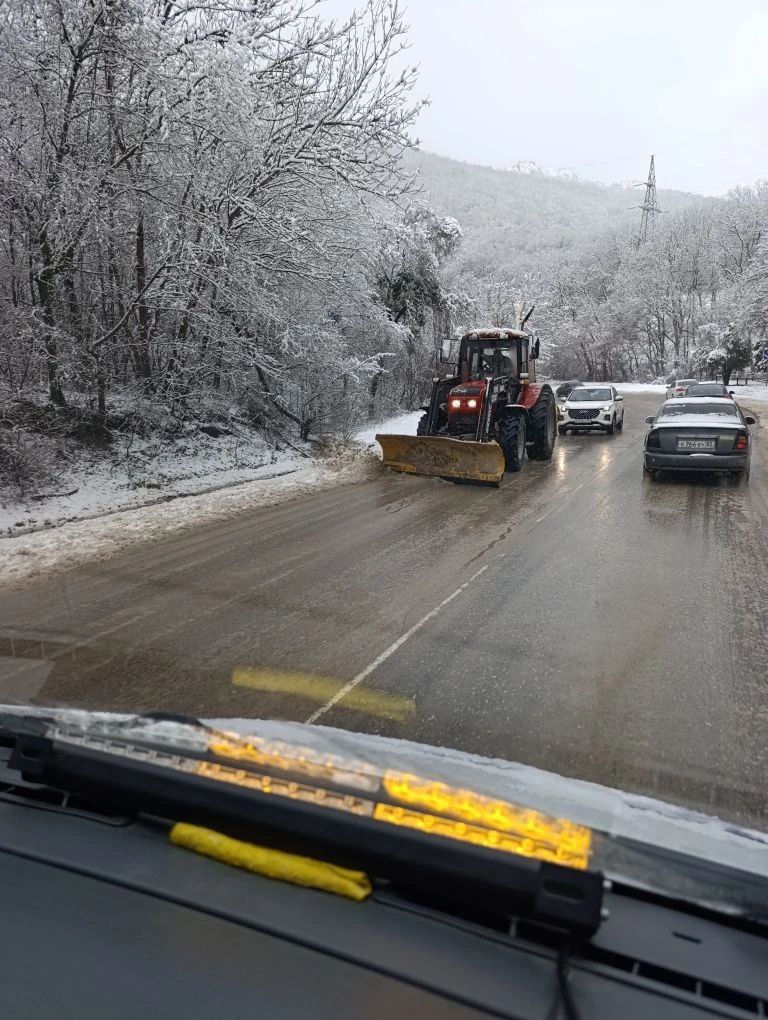 Крымские дороги обрабатывают и расчищают свыше 100 человек и 60 единиц техники Крымские дороги обрабатывают и расчищают свыше 100 человек и 60 единиц техники