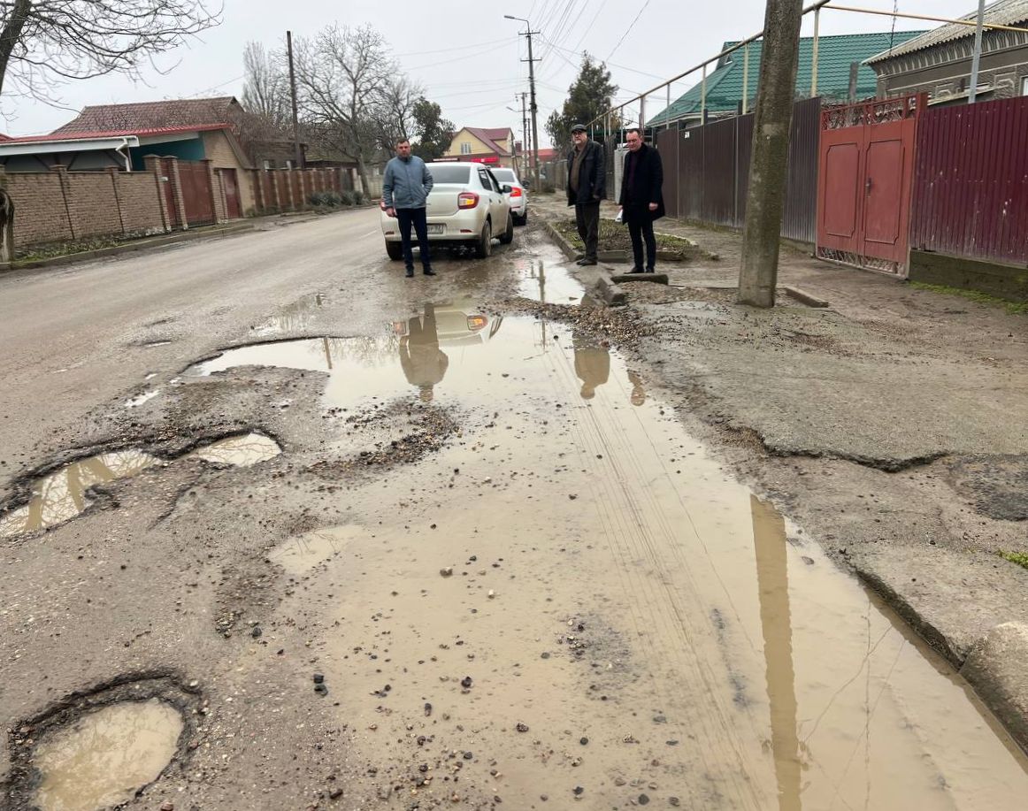 Игорь Ивин: В рамках реализации поручения главы Республики Крым, перед началом проведения ямочного ремонта совместно со своим заместителем Игорем Куприяновым и главным инженером филиала «Джанкойской ДРСУ» АО «Крымавтодор»... Игорь Ивин: В рамках реализации поручения главы Республики Крым, перед началом проведения ямочного ремонта совместно со своим заместителем Игорем Куприяновым и главным инженером филиала «Джанкойской ДРСУ» АО «Крымавтодор»...