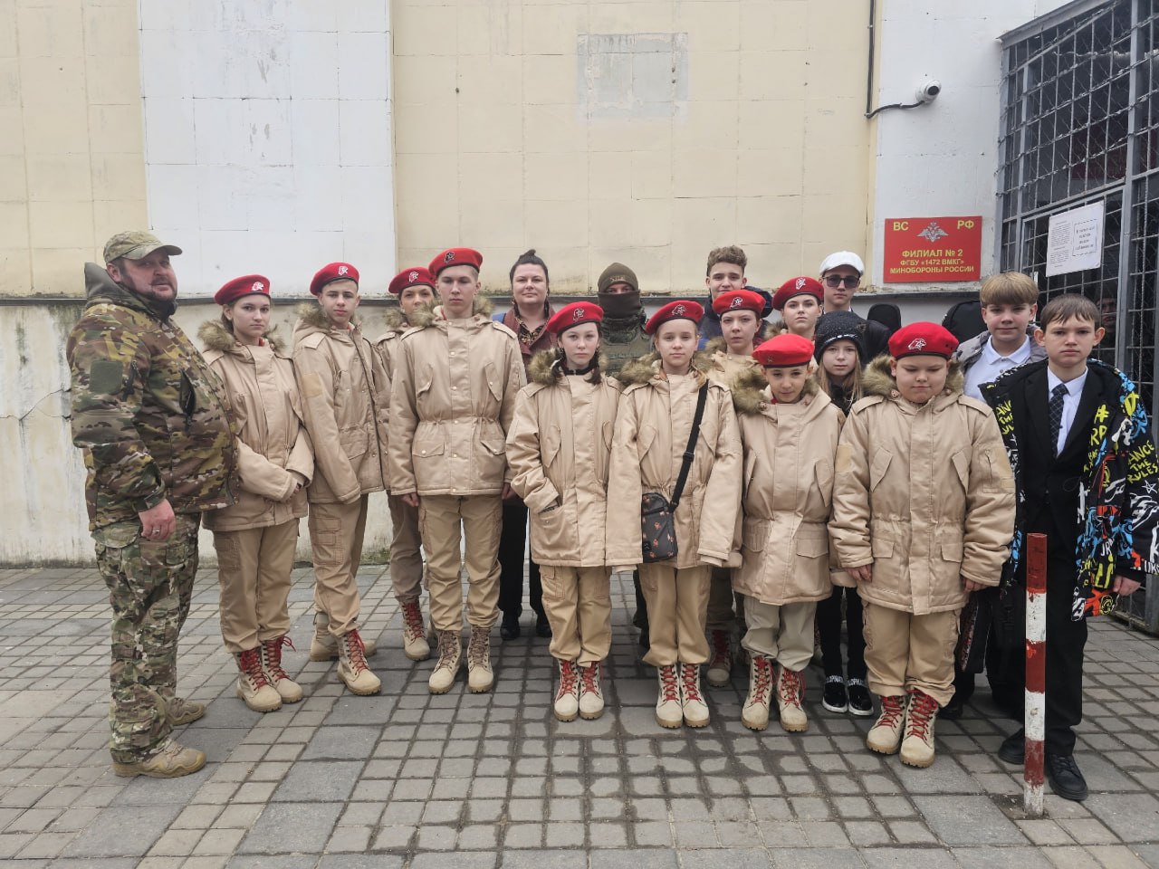 В День защитника Отечества, 23 февраля, юнармейский отряд имени Героя России Антона Игоревича Старостина Школы-гимназии № 10 им. Э.К. Покровского посетил госпиталь, чтобы поддержать бойцов, находящихся на лечении В День защитника Отечества, 23 февраля, юнармейский отряд имени Героя России Антона Игоревича Старостина Школы-гимназии № 10 им. Э.К. Покровского посетил госпиталь, чтобы поддержать бойцов, находящихся на лечении
