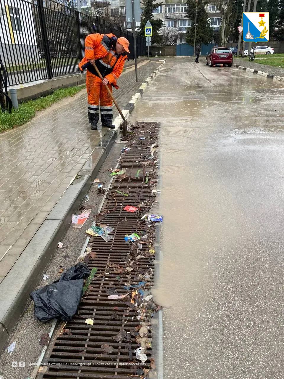 Севавтодор в усиленном режиме расчищает ливневки и лотки по всему городу Севавтодор в усиленном режиме расчищает ливневки и лотки по всему городу
