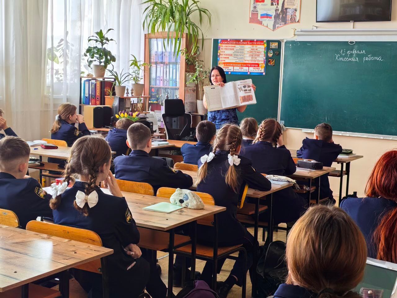 Архивисты города Евпатории провели классный час для МБОУ «Средняя школа № 16 имени С. Иванова»