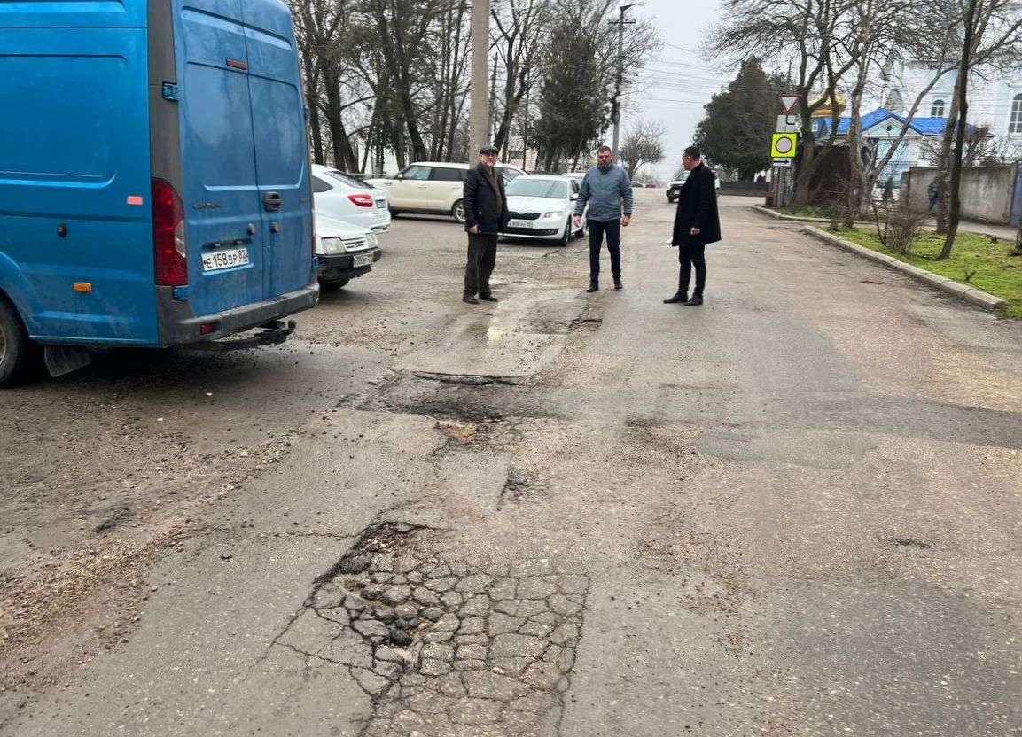 Игорь Ивин: В рамках реализации поручения главы Республики Крым, перед началом проведения ямочного ремонта совместно со своим заместителем Игорем Куприяновым и главным инженером филиала «Джанкойской ДРСУ» АО «Крымавтодор»... Игорь Ивин: В рамках реализации поручения главы Республики Крым, перед началом проведения ямочного ремонта совместно со своим заместителем Игорем Куприяновым и главным инженером филиала «Джанкойской ДРСУ» АО «Крымавтодор»...