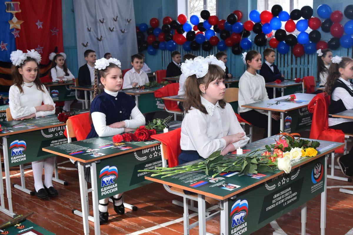 Константин Шимановский: Двадцать шесть Парт Героев открыли в преддверии Дня защитника Отечества в донецкой школе № 80! Масштабная акция прошла в рамках партийного проекта «Единой России» «Новая школа» Константин Шимановский: Двадцать шесть Парт Героев открыли в преддверии Дня защитника Отечества в донецкой школе № 80! Масштабная акция прошла в рамках партийного проекта «Единой России» «Новая школа»