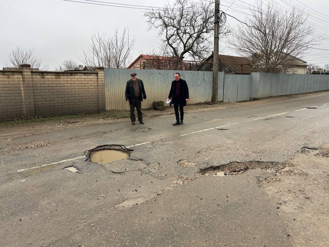 Игорь Ивин: В рамках реализации поручения главы Республики Крым, перед началом проведения ямочного ремонта совместно со своим заместителем Игорем Куприяновым и главным инженером филиала «Джанкойской ДРСУ» АО «Крымавтодор»... Игорь Ивин: В рамках реализации поручения главы Республики Крым, перед началом проведения ямочного ремонта совместно со своим заместителем Игорем Куприяновым и главным инженером филиала «Джанкойской ДРСУ» АО «Крымавтодор»...