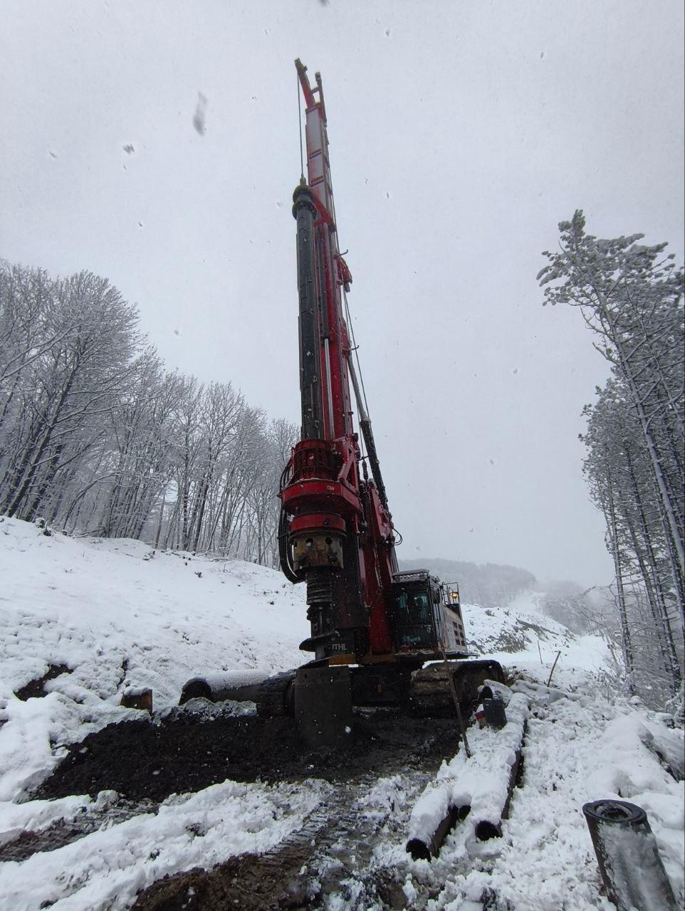 На участке реконструкции дороги "Перевальное – Алушта" устанавливают буронабивные сваи На участке реконструкции дороги "Перевальное – Алушта" устанавливают буронабивные сваи