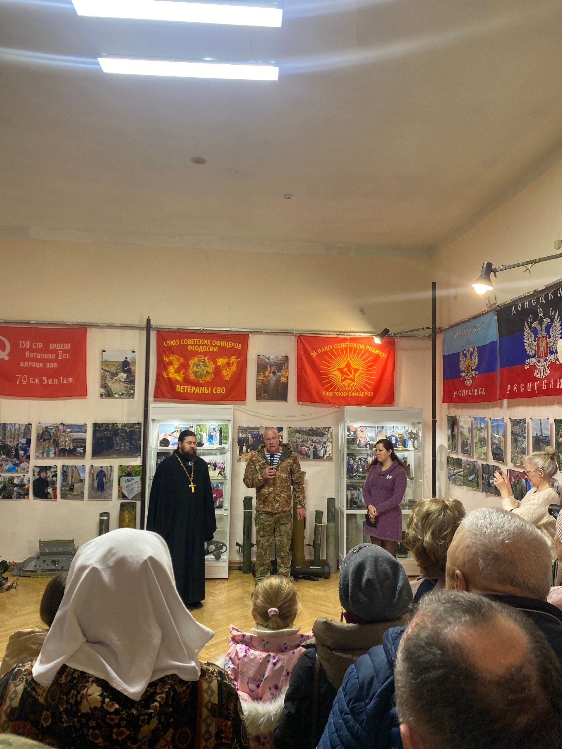 Архивисты Феодосии приняли участие в открытии выставки «Духовное служение на войне» Архивисты Феодосии приняли участие в открытии выставки «Духовное служение на войне»