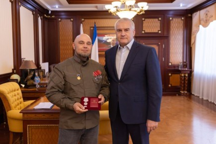 Сергей Аксёнов: Вручил государственную награду Республики Крым – медаль «За мужество и доблесть» – известному фотокорреспонденту, талантливому и мужественному человеку Константину Владимировичу Михальчевскому