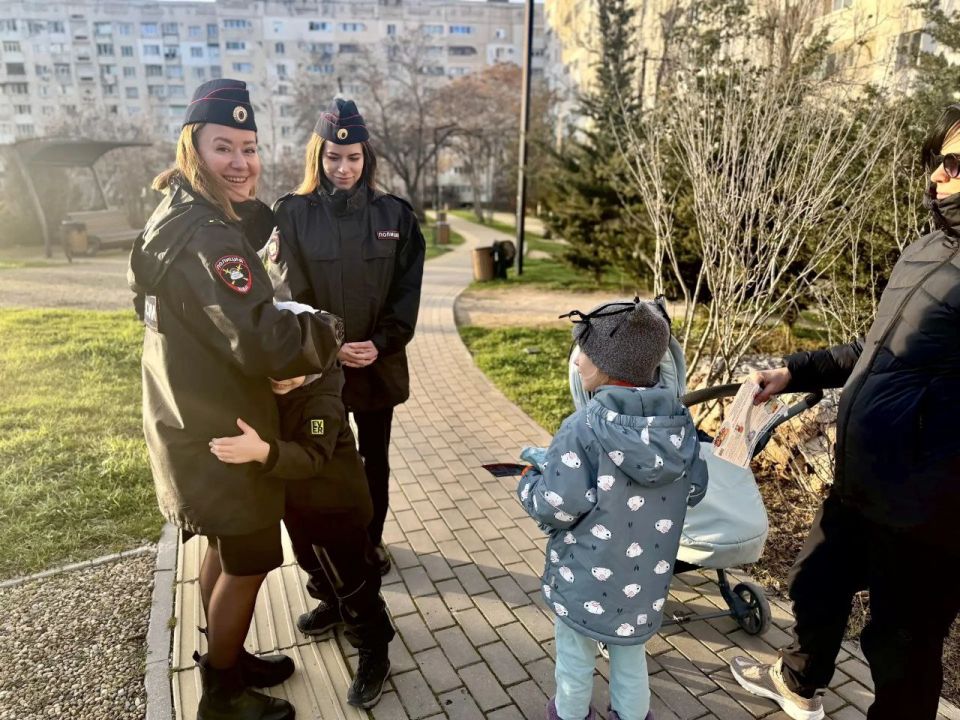 Полицейские организовали для горожан уроки безопасности в севастопольских парках Полицейские организовали для горожан уроки безопасности в севастопольских парках