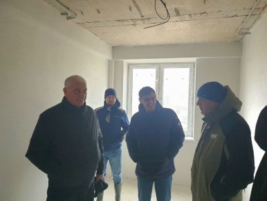 Заместитель председателя Госкомнаца Крыма Рефат Дердаров проинспектировал строительство двух многоквартирных домов в поселке Гвардейское Симферопольского района