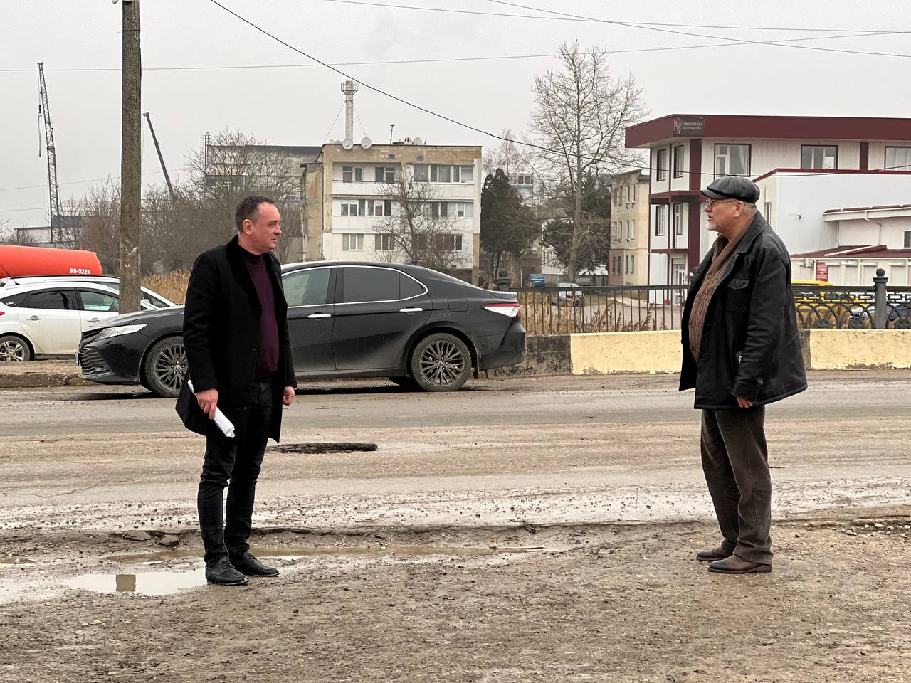 Игорь Ивин: В рамках реализации поручения главы Республики Крым, перед началом проведения ямочного ремонта совместно со своим заместителем Игорем Куприяновым и главным инженером филиала «Джанкойской ДРСУ» АО «Крымавтодор»... Игорь Ивин: В рамках реализации поручения главы Республики Крым, перед началом проведения ямочного ремонта совместно со своим заместителем Игорем Куприяновым и главным инженером филиала «Джанкойской ДРСУ» АО «Крымавтодор»...