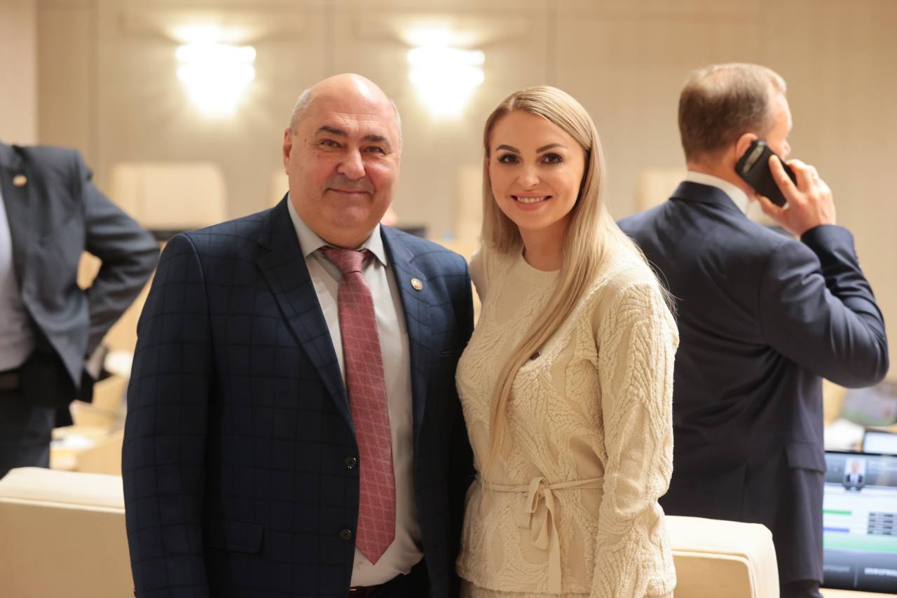 Анастасия Гридчина: Открылась четвёртая сессия Государственного Совета Республики Крым третьего созыва под председательством Владимира Константинова Анастасия Гридчина: Открылась четвёртая сессия Государственного Совета Республики Крым третьего созыва под председательством Владимира Константинова