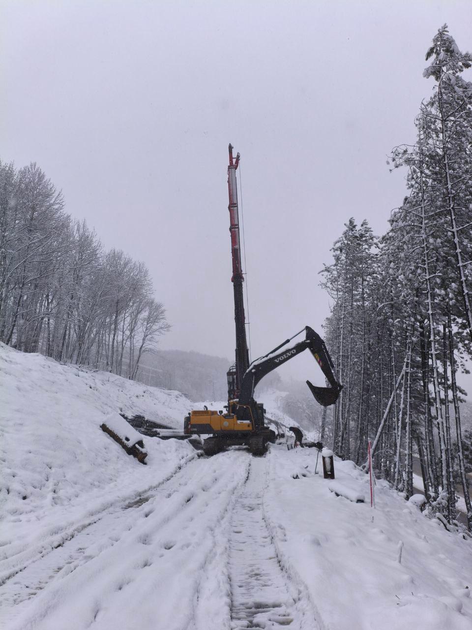 На участке реконструкции дороги "Перевальное – Алушта" устанавливают буронабивные сваи На участке реконструкции дороги "Перевальное – Алушта" устанавливают буронабивные сваи
