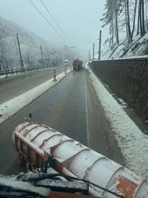 Более 100 человек и 60 спецмашин обрабатывают дороги Крыма из-за непогоды Более 100 человек и 60 спецмашин обрабатывают дороги Крыма из-за непогоды