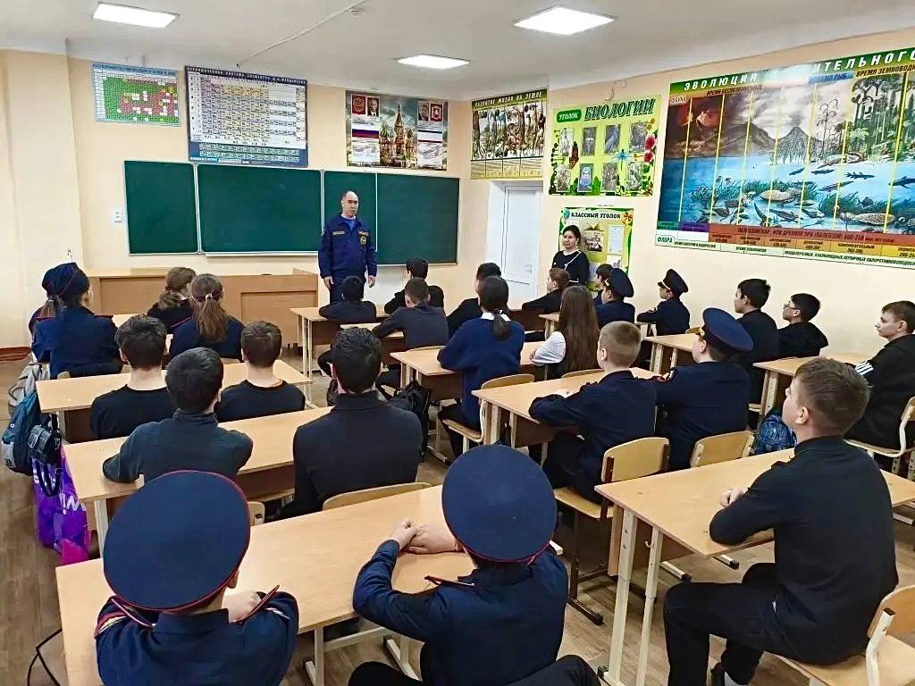 В преддверии Всемирного дня гражданской обороны сотрудники подведомственного учреждений МЧС Республики Крым ГКУ РК "КРЫМ-СПАС" проводят открытые уроки для школьников