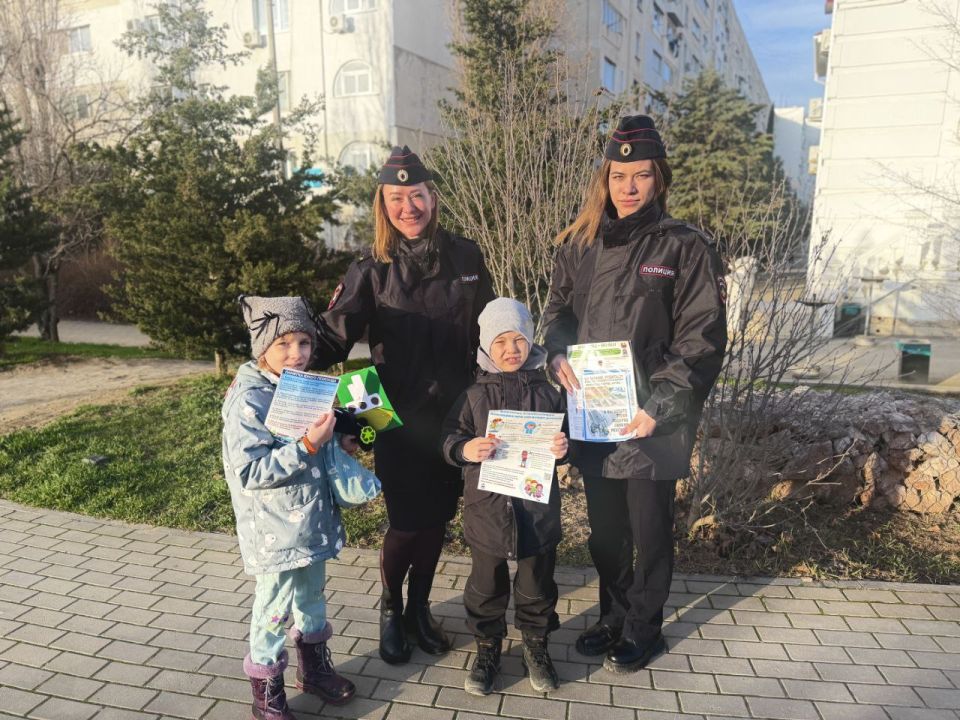 Полицейские организовали для горожан уроки безопасности в севастопольских парках Полицейские организовали для горожан уроки безопасности в севастопольских парках