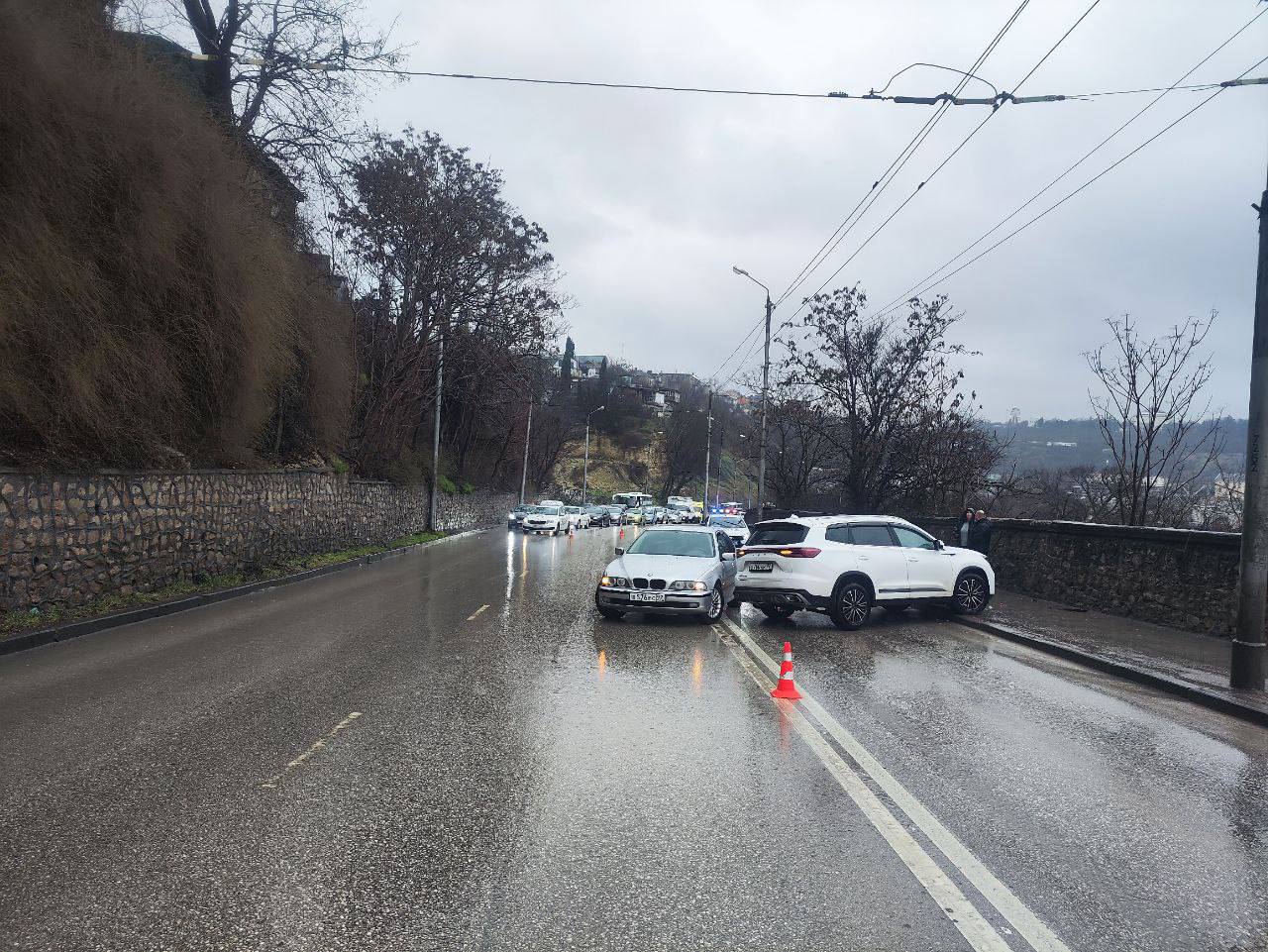 На улице Героев Севастополя иномарку вынесло на встречную полосу, есть пострадавшие На улице Героев Севастополя иномарку вынесло на встречную полосу, есть пострадавшие