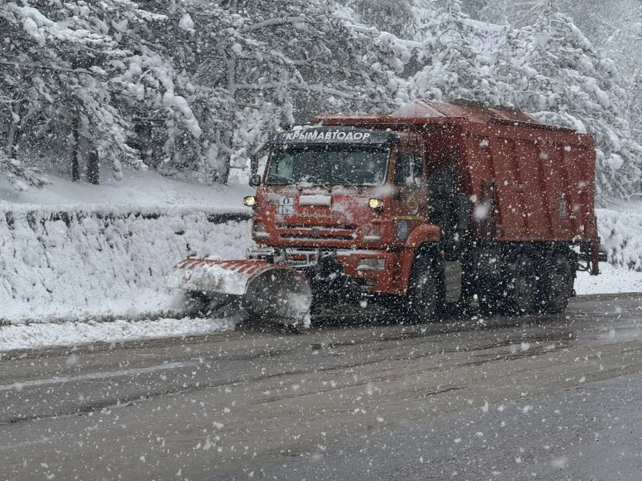 Крымские дороги обрабатывают и расчищают свыше 100 человек и 60 единиц техники