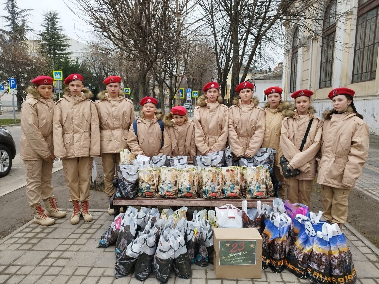 В День защитника Отечества, 23 февраля, юнармейский отряд имени Героя России Антона Игоревича Старостина Школы-гимназии № 10 им. Э.К. Покровского посетил госпиталь, чтобы поддержать бойцов, находящихся на лечении