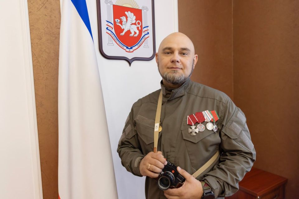 Сергей Аксёнов: Вручил государственную награду Республики Крым – медаль «За мужество и доблесть» – известному фотокорреспонденту, талантливому и мужественному человеку Константину Владимировичу Михальчевскому Сергей Аксёнов: Вручил государственную награду Республики Крым – медаль «За мужество и доблесть» – известному фотокорреспонденту, талантливому и мужественному человеку Константину Владимировичу Михальчевскому