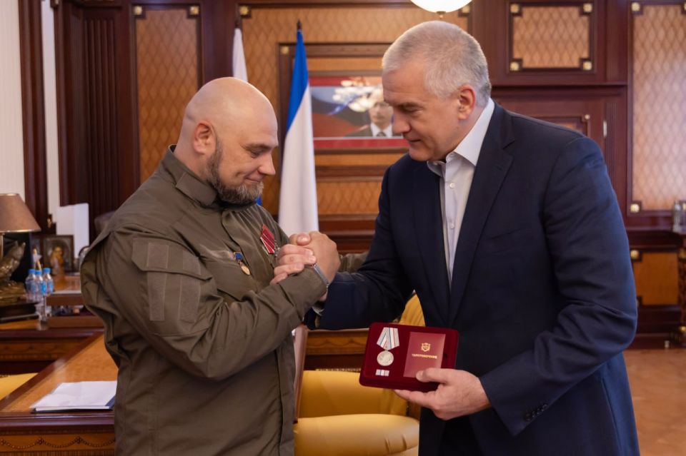 Сергей Аксёнов: Вручил государственную награду Республики Крым – медаль «За мужество и доблесть» – известному фотокорреспонденту, талантливому и мужественному человеку Константину Владимировичу Михальчевскому Сергей Аксёнов: Вручил государственную награду Республики Крым – медаль «За мужество и доблесть» – известному фотокорреспонденту, талантливому и мужественному человеку Константину Владимировичу Михальчевскому