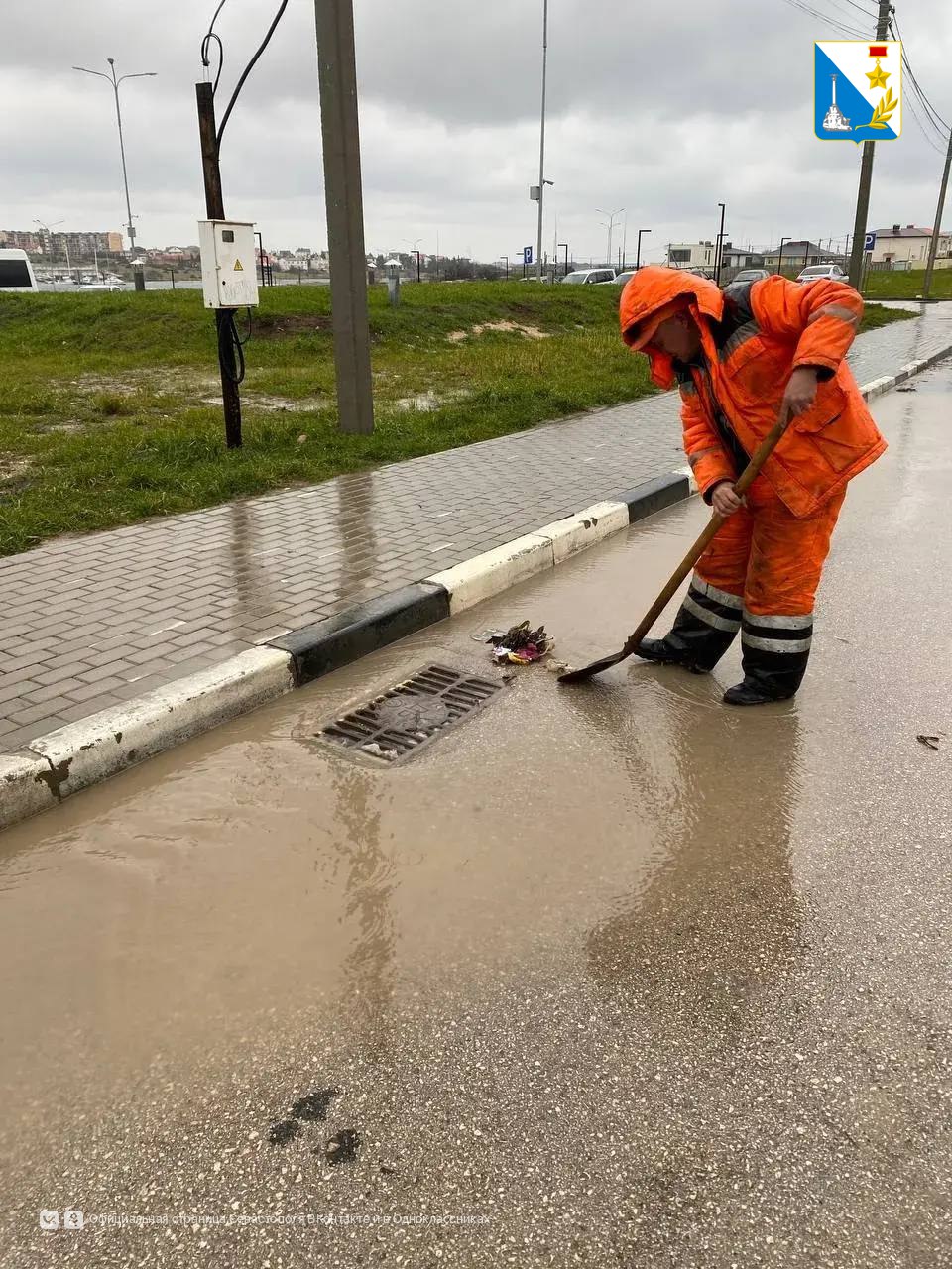 Севавтодор в усиленном режиме расчищает ливневки и лотки по всему городу Севавтодор в усиленном режиме расчищает ливневки и лотки по всему городу