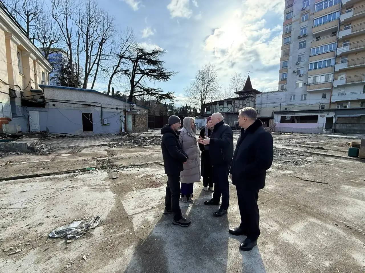 Янина Павленко: И вновь с сенатором Совета Федерации, Героем России Юрием Петровичем Нимченко и председателем Ялтинского городского совета Константином Валентиновичем Шимановским промониторили ход ремонтных работ на... Янина Павленко: И вновь с сенатором Совета Федерации, Героем России Юрием Петровичем Нимченко и председателем Ялтинского городского совета Константином Валентиновичем Шимановским промониторили ход ремонтных работ на...