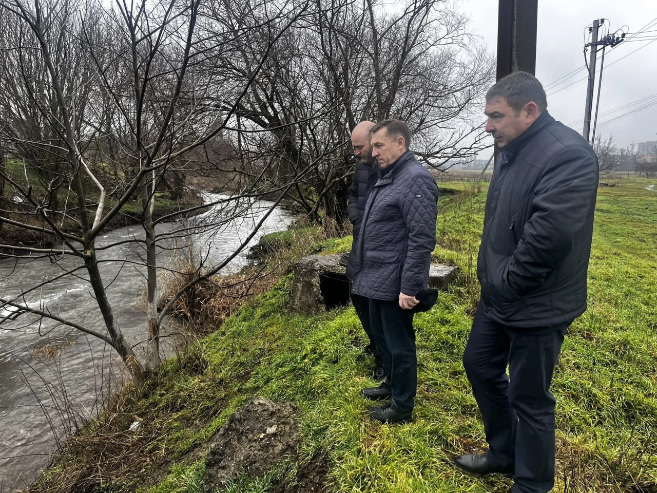 Под Симферополем отремонтируют мост через реку Салгир Под Симферополем отремонтируют мост через реку Салгир