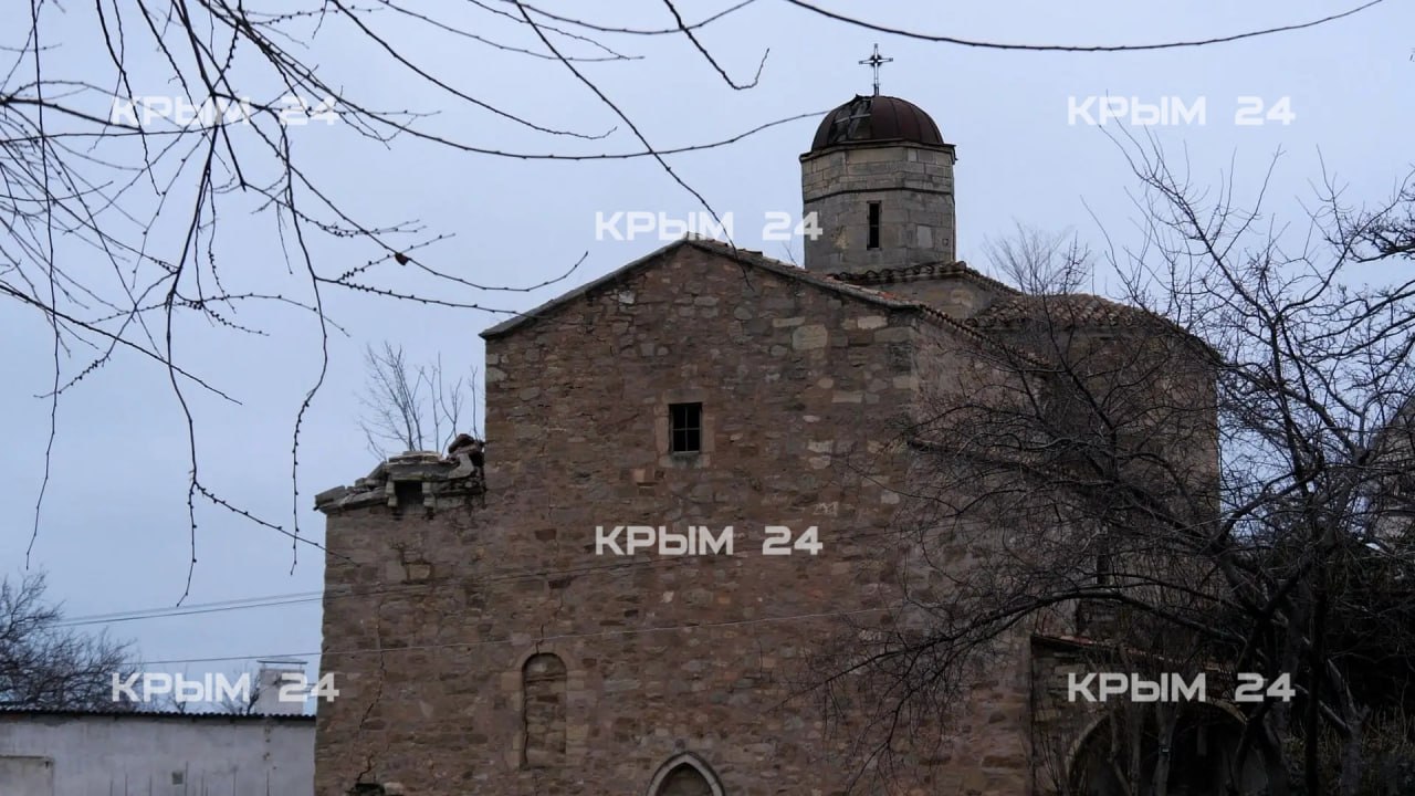 Колокольня средневековой армянской церкви в Феодосии обрушилась Колокольня средневековой армянской церкви в Феодосии обрушилась