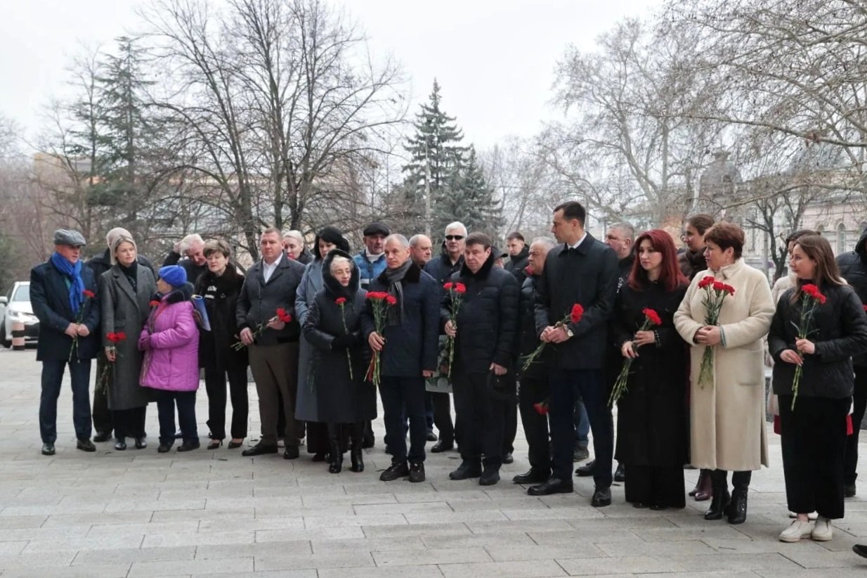 Владимир Константинов: В честь Дня защитника Республики Крым возложили цветы к мемориальной доске на здании Государственного Совета Владимир Константинов: В честь Дня защитника Республики Крым возложили цветы к мемориальной доске на здании Государственного Совета