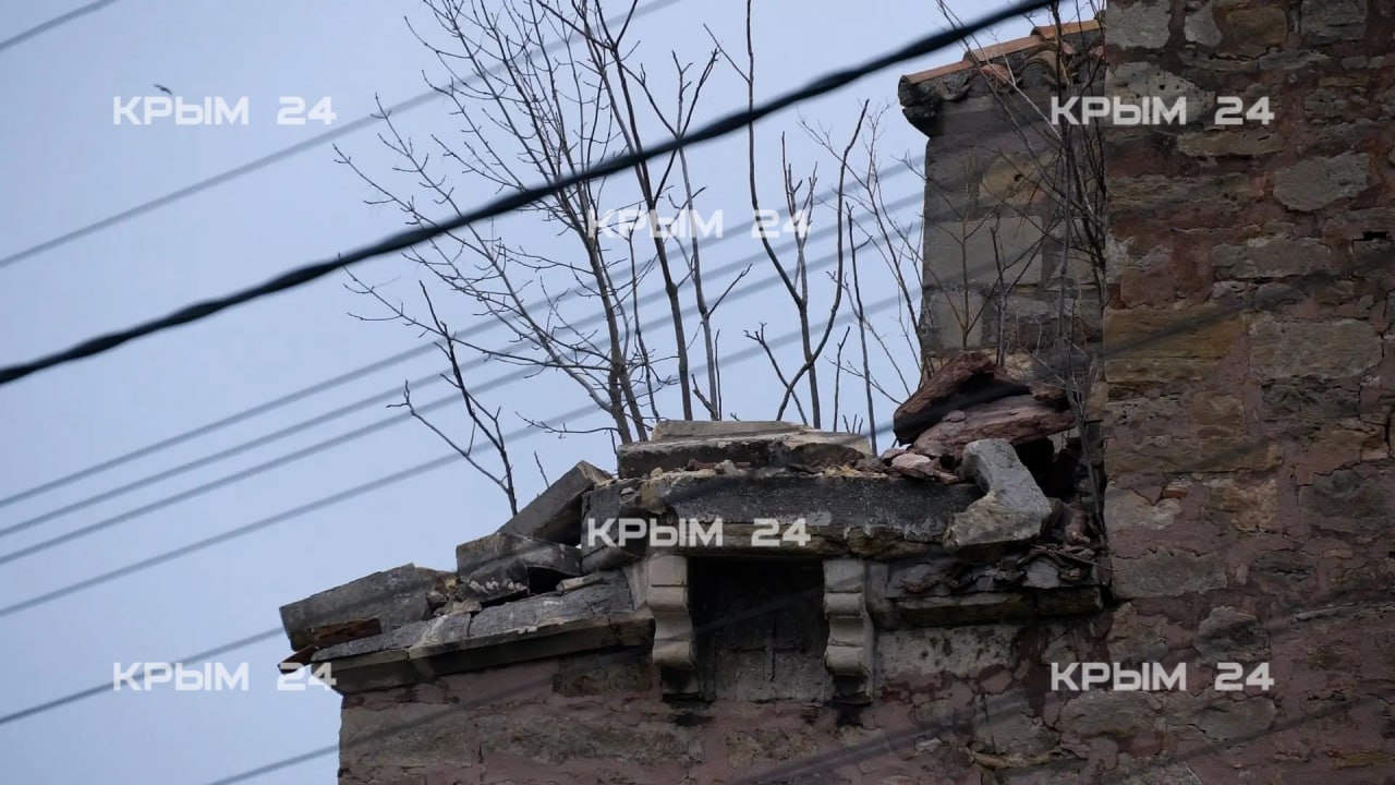 Колокольня средневековой армянской церкви в Феодосии обрушилась Колокольня средневековой армянской церкви в Феодосии обрушилась