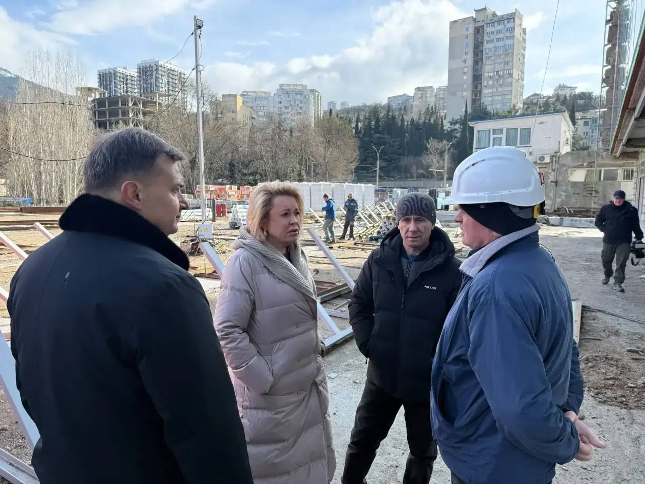 Янина Павленко: И вновь с сенатором Совета Федерации, Героем России Юрием Петровичем Нимченко и председателем Ялтинского городского совета Константином Валентиновичем Шимановским промониторили ход ремонтных работ на... Янина Павленко: И вновь с сенатором Совета Федерации, Героем России Юрием Петровичем Нимченко и председателем Ялтинского городского совета Константином Валентиновичем Шимановским промониторили ход ремонтных работ на...