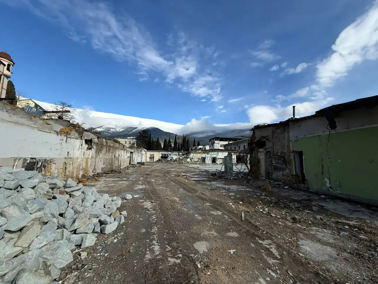 Янина Павленко: И вновь с сенатором Совета Федерации, Героем России Юрием Петровичем Нимченко и председателем Ялтинского городского совета Константином Валентиновичем Шимановским промониторили ход ремонтных работ на... Янина Павленко: И вновь с сенатором Совета Федерации, Героем России Юрием Петровичем Нимченко и председателем Ялтинского городского совета Константином Валентиновичем Шимановским промониторили ход ремонтных работ на...