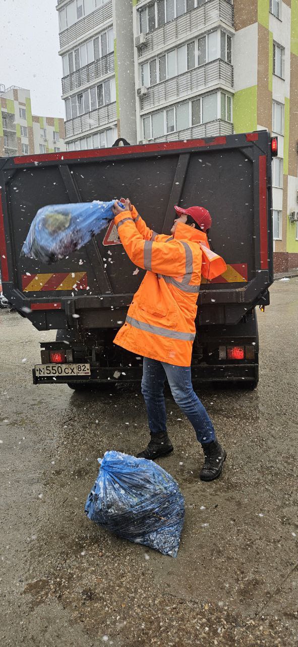 В Симферополе продолжаются снегоуборочные работы В Симферополе продолжаются снегоуборочные работы