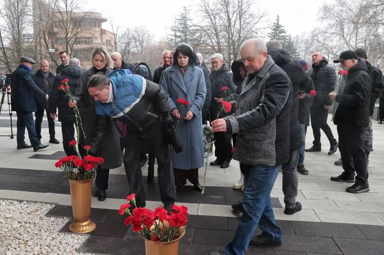 К мемориальной доске на здании Госсовета Крыма возложили цветы в честь Дня республики