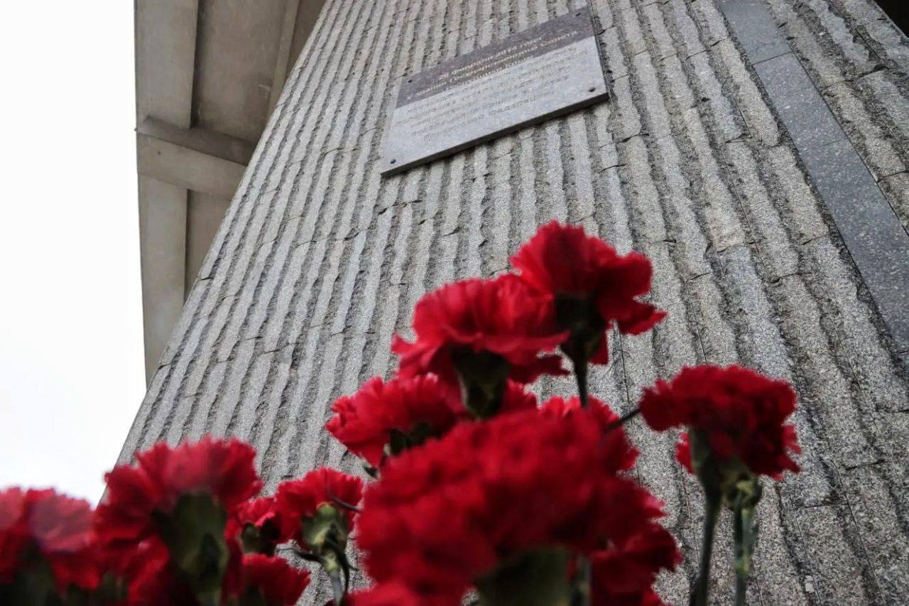 К мемориальной доске на здании Госсовета Крыма возложили цветы в честь Дня республики К мемориальной доске на здании Госсовета Крыма возложили цветы в честь Дня республики