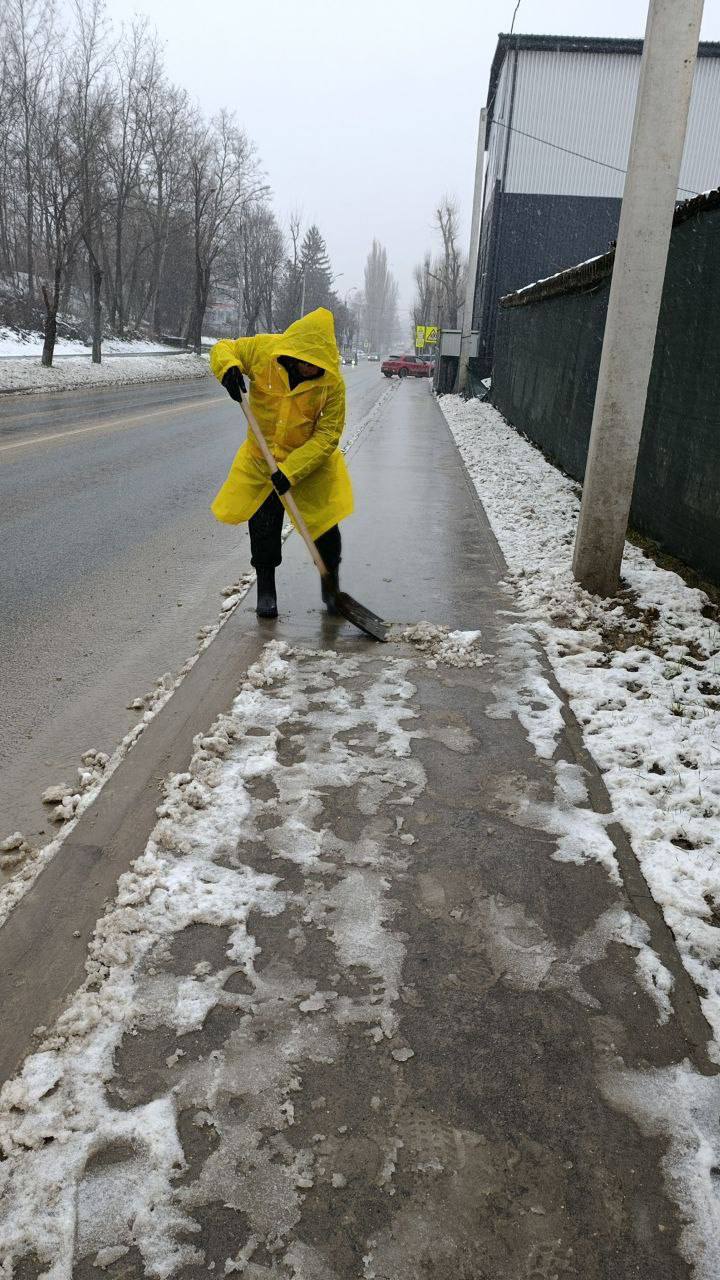 Симферополь продолжают расчищать от снега Симферополь продолжают расчищать от снега