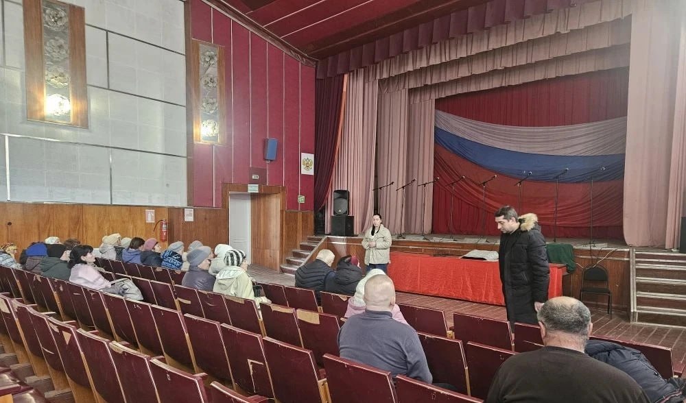 Анжелика Ястребова: Темы уборки придомовой территории, дератизации, освещения в подъезде и формирования платы за капитальный ремонт стали основными на встрече с жителями Каштановского сельского поселения