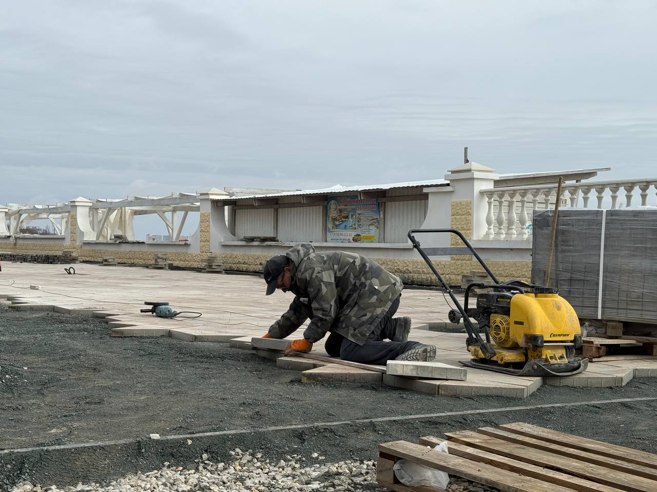 В Евпатории продолжается ремонт набережной им. Горького