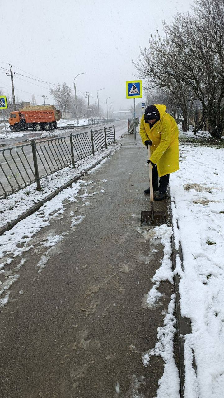 В Симферополе продолжаются снегоуборочные работы