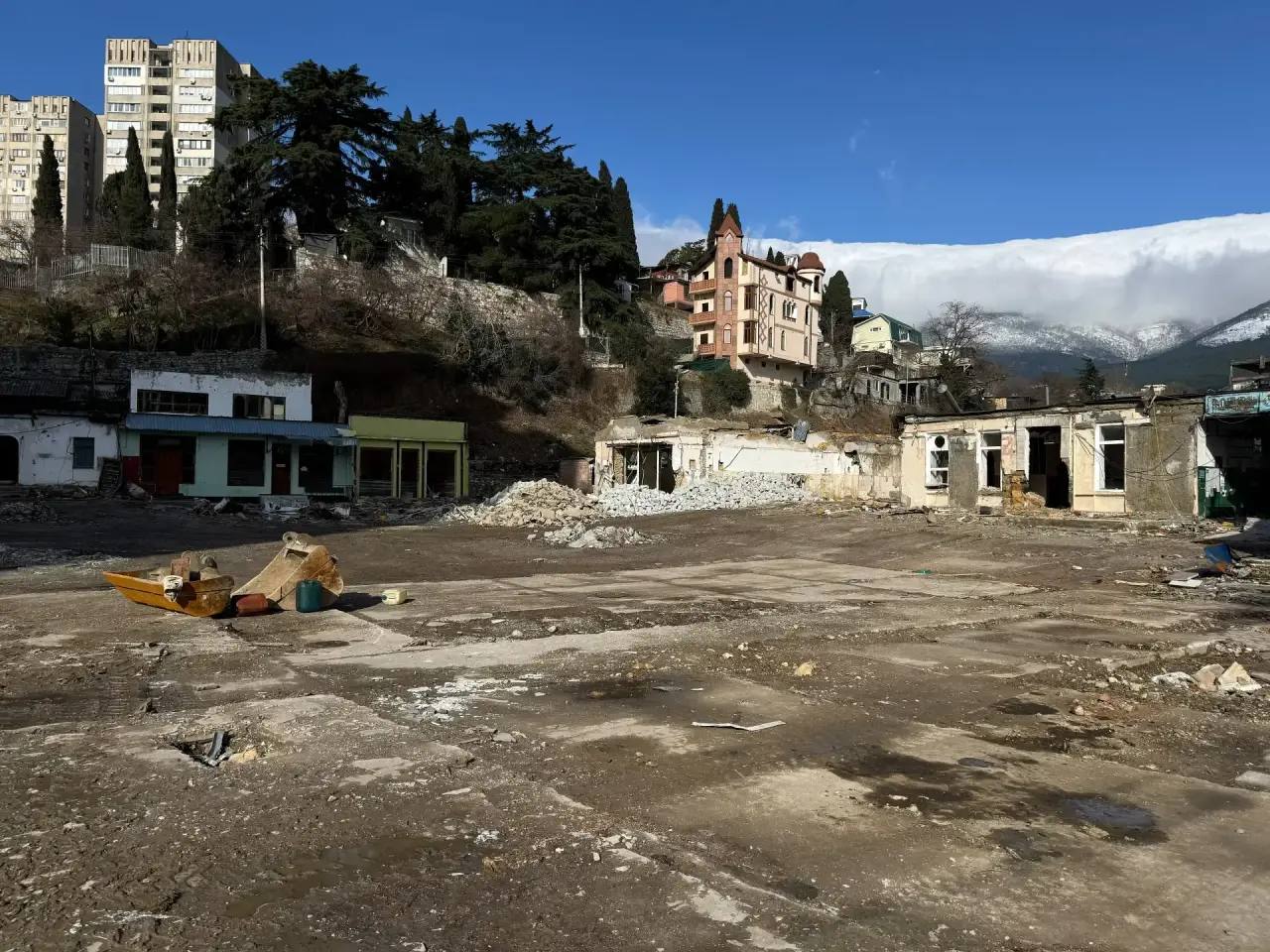 Янина Павленко: И вновь с сенатором Совета Федерации, Героем России Юрием Петровичем Нимченко и председателем Ялтинского городского совета Константином Валентиновичем Шимановским промониторили ход ремонтных работ на... Янина Павленко: И вновь с сенатором Совета Федерации, Героем России Юрием Петровичем Нимченко и председателем Ялтинского городского совета Константином Валентиновичем Шимановским промониторили ход ремонтных работ на...