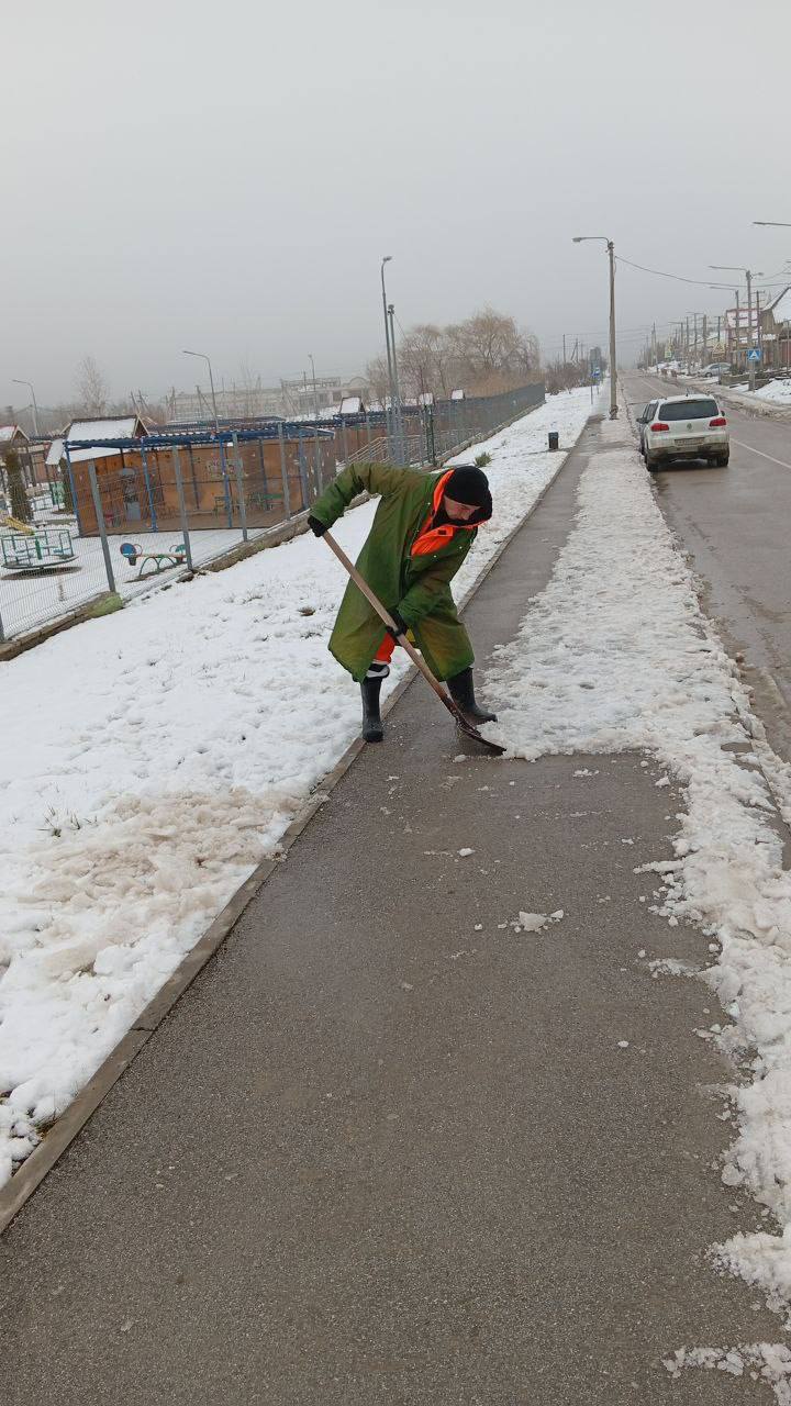 В Симферополе продолжаются снегоуборочные работы В Симферополе продолжаются снегоуборочные работы