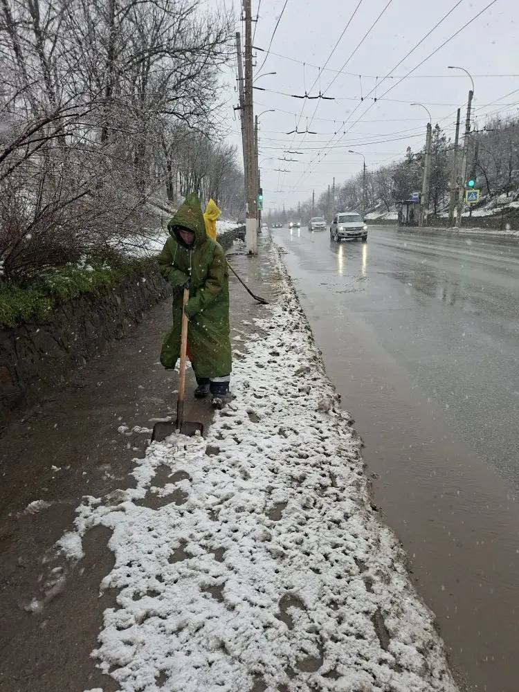 Симферополь продолжают расчищать от снега Симферополь продолжают расчищать от снега