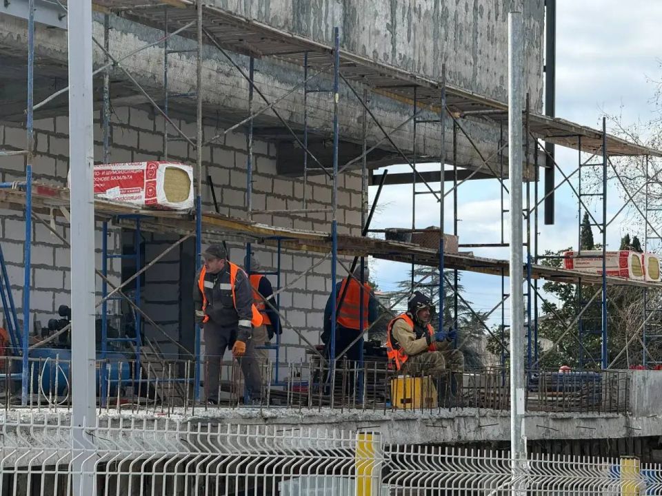 Янина Павленко: И вновь с сенатором Совета Федерации, Героем России Юрием Петровичем Нимченко и председателем Ялтинского городского совета Константином Валентиновичем Шимановским промониторили ход ремонтных работ на... Янина Павленко: И вновь с сенатором Совета Федерации, Героем России Юрием Петровичем Нимченко и председателем Ялтинского городского совета Константином Валентиновичем Шимановским промониторили ход ремонтных работ на...