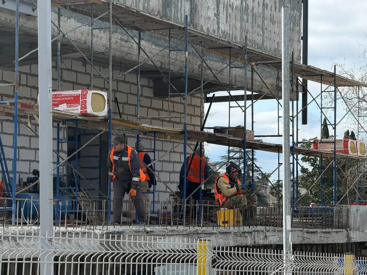 Янина Павленко: И вновь с сенатором Совета Федерации, Героем России Юрием Петровичем Нимченко и председателем Ялтинского городского совета Константином Валентиновичем Шимановским промониторили ход ремонтных работ на... Янина Павленко: И вновь с сенатором Совета Федерации, Героем России Юрием Петровичем Нимченко и председателем Ялтинского городского совета Константином Валентиновичем Шимановским промониторили ход ремонтных работ на...