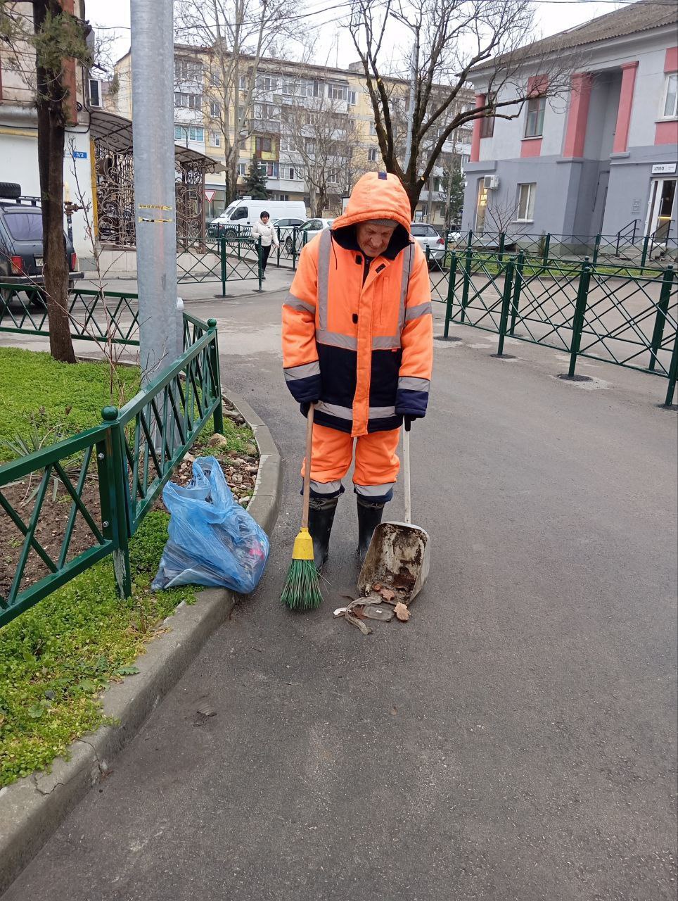 Снегоуборочные работы в Симферополе не останавливаются Снегоуборочные работы в Симферополе не останавливаются