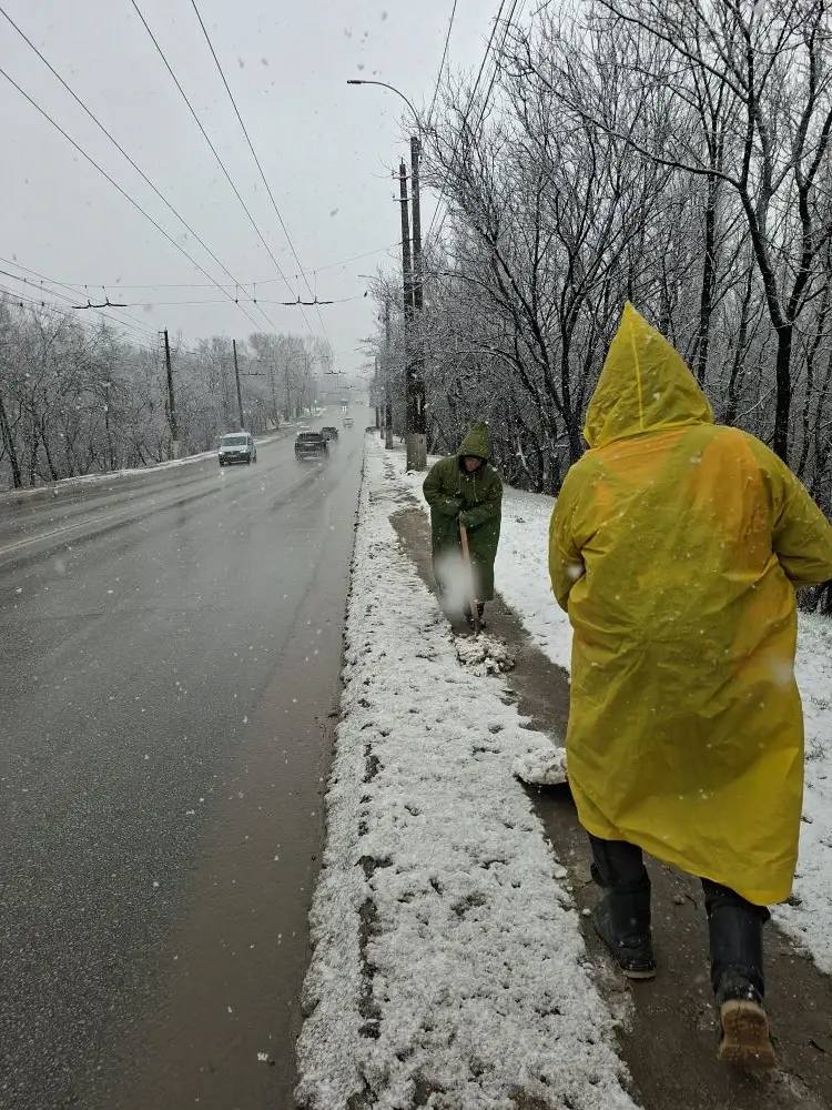 Снегоуборочные работы в Симферополе не останавливаются Снегоуборочные работы в Симферополе не останавливаются