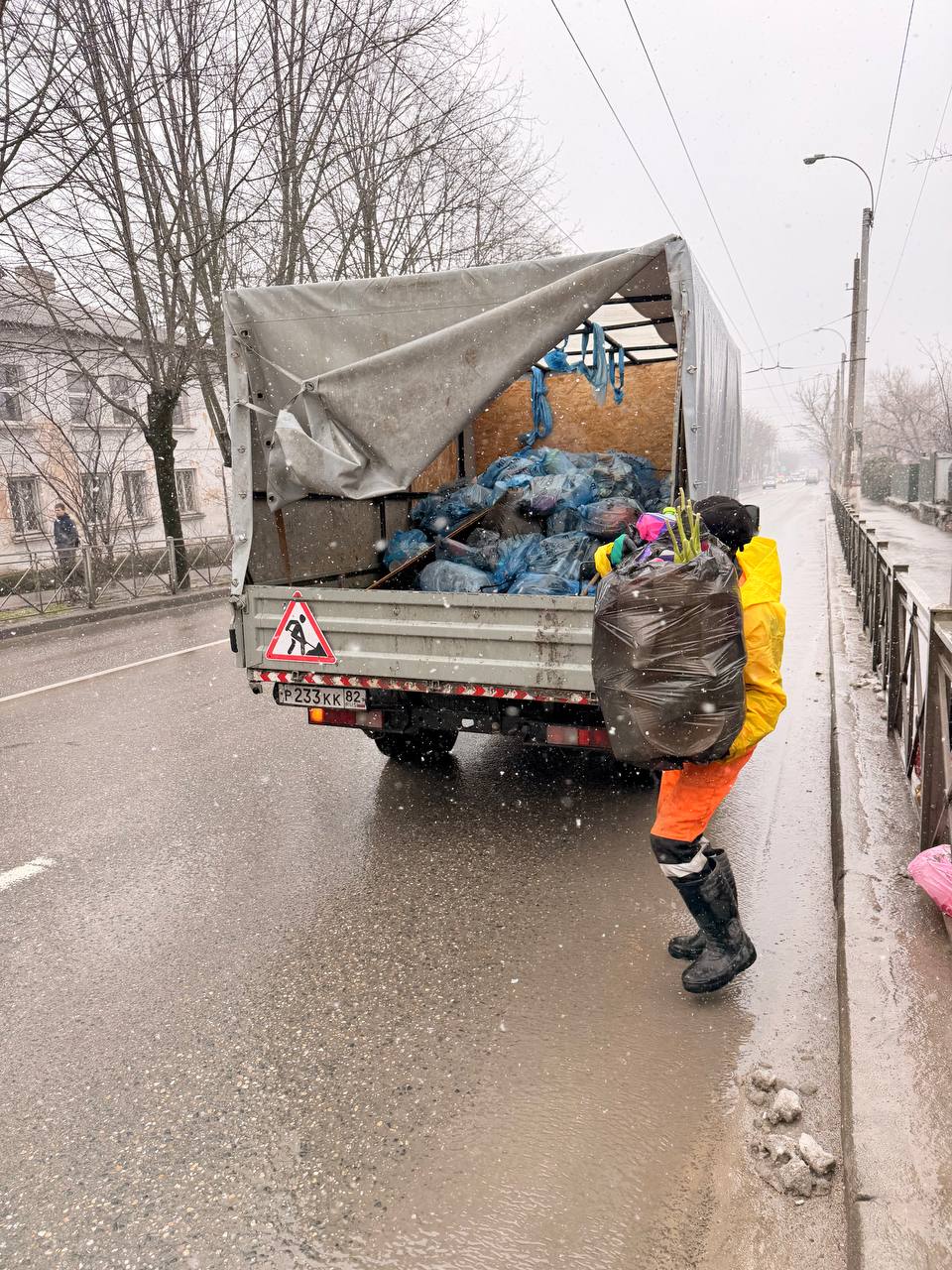Снегоуборочные работы в Симферополе не останавливаются Снегоуборочные работы в Симферополе не останавливаются