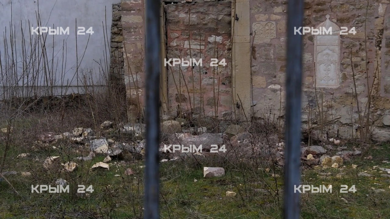 Колокольня средневековой армянской церкви в Феодосии обрушилась Колокольня средневековой армянской церкви в Феодосии обрушилась